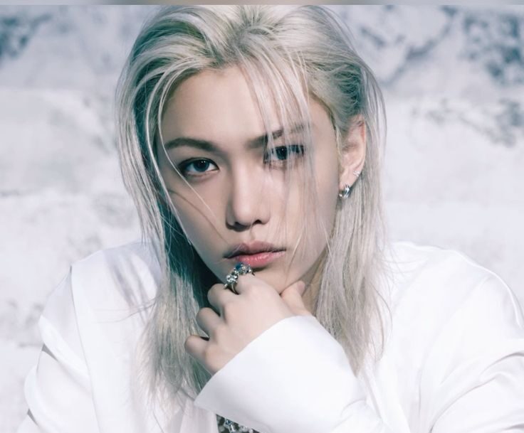 Felix (Stray Kids) faz uma releitura sombria de um conto de fadas
