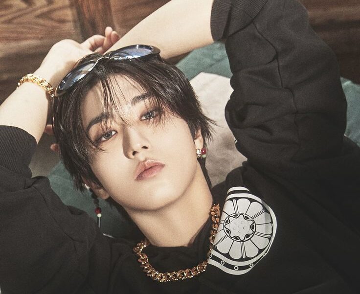 アイドル Stray Kids han HAN (Stray Kids) encontra seu passado e presente em MV de “Hold my