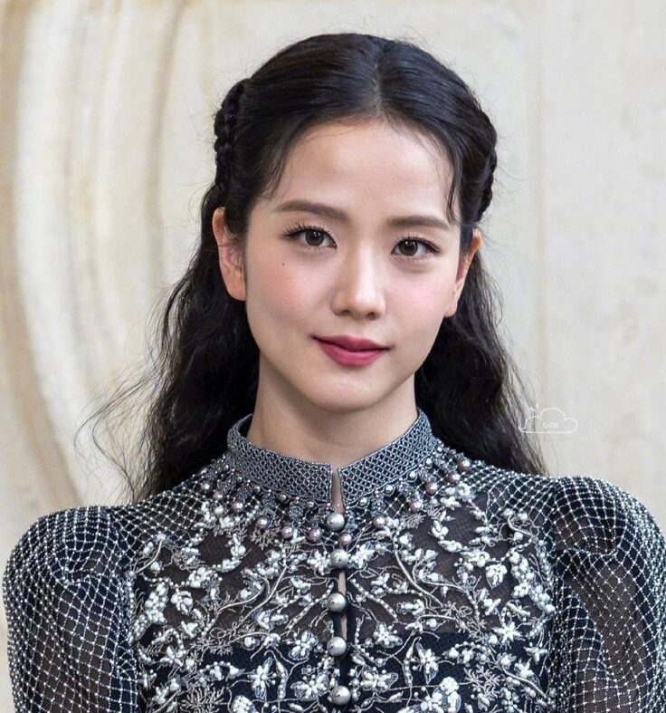 JISOO (BLACKPINK) anuncia turnê asiática e lançamento de