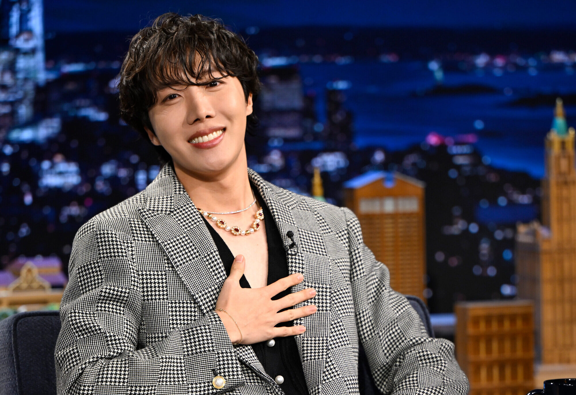 The Tonight Show: j-hope encanta público com entrevista e