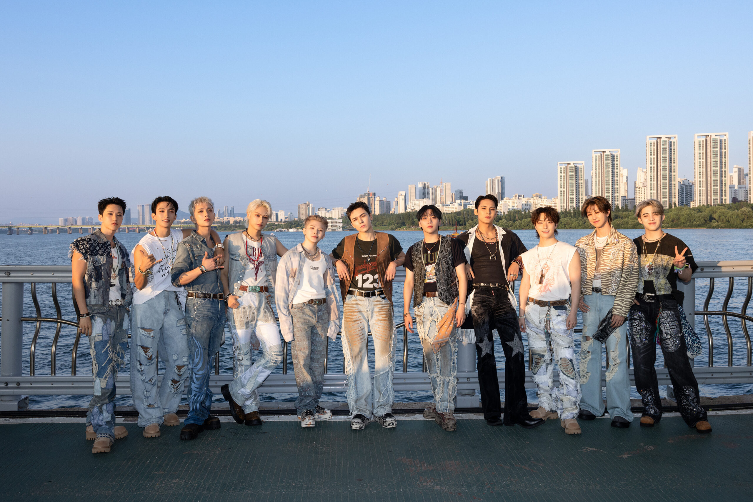 SEVENTEEN celebra 10 anos com show histórico na Ponte Submarina de