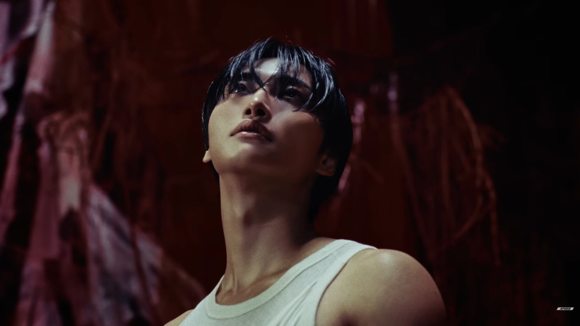 SEONGHWA (ATEEZ) nos leva a um estado de confusão mental em MV de